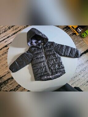 Tag Kids Hooded Puffer Jacket in Charcoal Gray